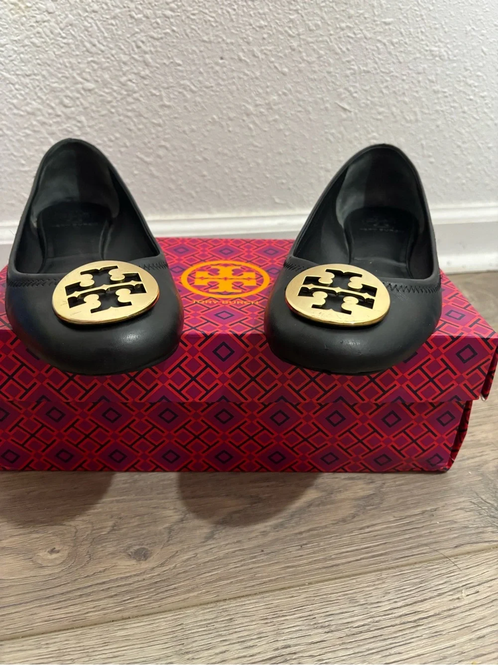 Tory Burch Black Leather. Ballet Flats with Gold Logo Medallion. Size 8